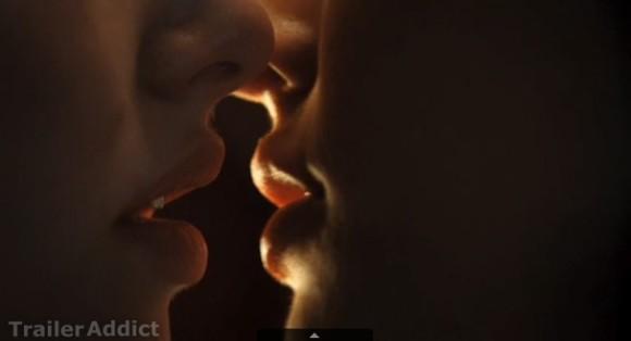 Megan Fox & Amanda Seyfried – LESBIAN KISS