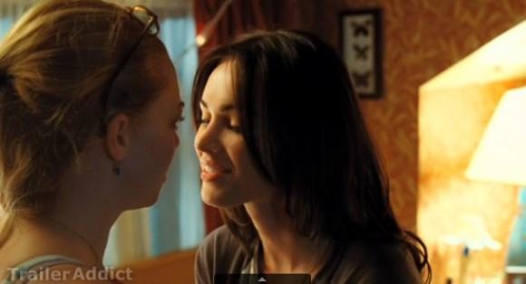 Megan Fox & Amanda Seyfried – LESBIAN KISS