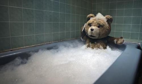 Ted Seth MacFarlane baignoire mousse ours en peluche