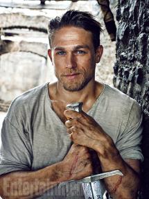 [PHOTOS] CHARLIE HUNNAM EST LE ROI ARTHUR !