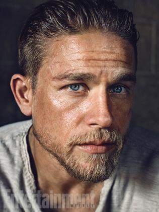 [PHOTOS] CHARLIE HUNNAM EST LE ROI ARTHUR !