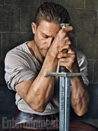 [PHOTOS] CHARLIE HUNNAM EST LE ROI ARTHUR !