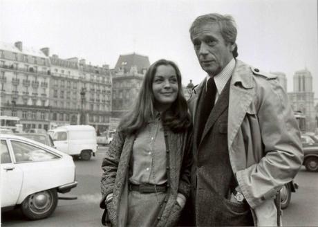 © Costa-Gavras Yves Montand et Romy Schneider en repérage pour le film Clair de femme, 1978