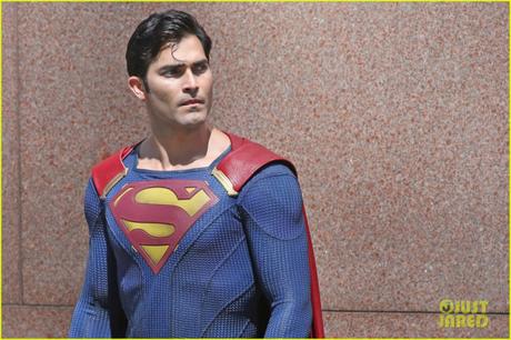 tyler-hoechlin-saves-day-on-supergirl-as-superman-filming-01