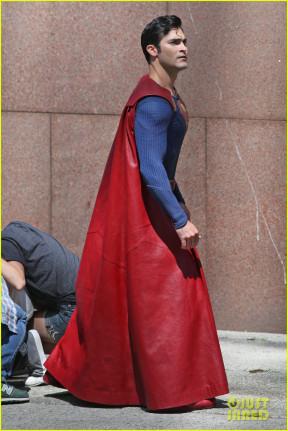 tyler-hoechlin-saves-day-on-supergirl-as-superman-filming-07