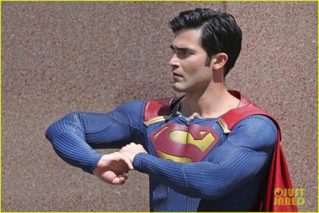 tyler-hoechlin-saves-day-on-supergirl-as-superman-filming-09