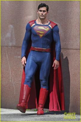 tyler-hoechlin-saves-day-on-supergirl-as-superman-filming-12