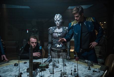 Scotty (Simon Pegg), Jaylah (Sofia Boutella) et Kirk (Chris Pine)