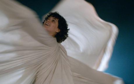 « La Danseuse » : Soko impeccable dans un biopic imparfait sur Loïe Fuller.