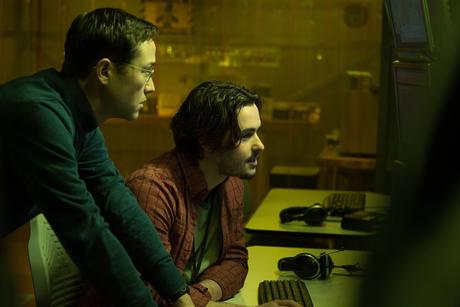 Edward Snowden (Joseph Gordon-Levitt) et Gabriel So (Ben Schnetzer)