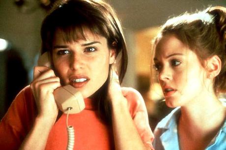 Sidney Prescott (Neve Campbell) et Tatum Riley (Rose McGowan)