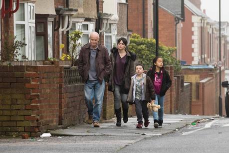 Daniel (Dave Johns), Katie (Hayley Squires), Dylan (Dylan McKiernan) et Daisy (Briana Shann)