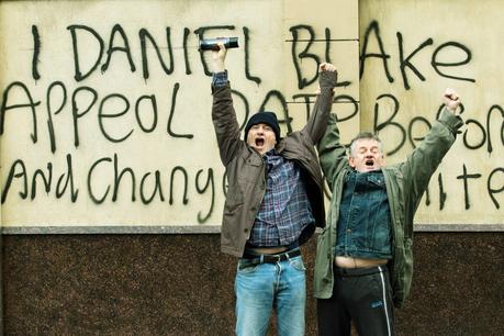 Daniel Blake (Dave Johns) et un passant