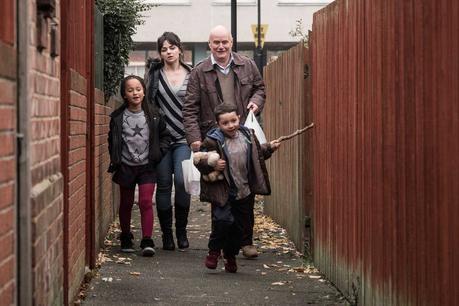 Daisy (Briana Shann), Katie (Hayley Squires), Daniel (Dave Johns) et Dylan (Dylan McKiernan)