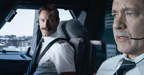 Jeff Skiles (Aaron Eckhart) et Chesley 'Sully' Sullenberger (Tom Hanks)